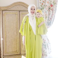 Kamu bisa tampil stylish dan kembaran dengan buah hati dengan memakai busana warna neon. Seperti dalam foto ini, Dian mengunggah foto OOTD berbuansa hijau neon dengan sang buah hati. Dian memadukan outfit neonnya dengan hijab pashmina polos putih yang ia bentuk syari. Foto: Dok. Instagram @dianpelangi.