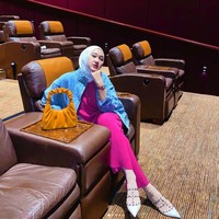 Dian Pelangi pun memilih warna neon yang pernah populer pada era 80-an. Seperti dalam foto ini ia memadukan jumpsuit warna fuchsia dan jaket denim. Agar tak semua bold, Dian memakai hijab pashmina putih dan flatshoes putih, dilengkapi dengan tas warna cokelat. Foto: Dok. Instagram @dianpelangi.