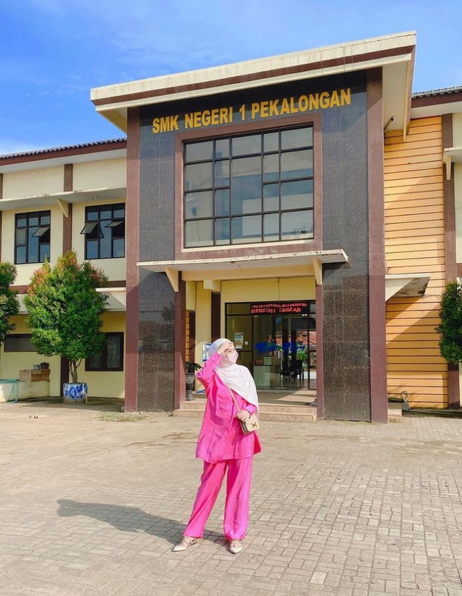 Warna neon atau terang biasanya terkesan norak dan tak semua orang merasa percaya diri saat memakainya. Padahal warna neon bisa mencuri perhatian dan menjadi statement penampilan kamu serta memberikan kesan fresh, nyentrik dan bold.  Foto: Dok. Instagram @dianpelangi.