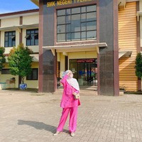 Warna neon atau terang biasanya terkesan norak dan tak semua orang merasa percaya diri saat memakainya. Padahal warna neon bisa mencuri perhatian dan menjadi statement penampilan kamu serta memberikan kesan fresh, nyentrik dan bold.  Foto: Dok. Instagram @dianpelangi.