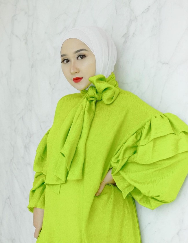 Dengan segala pencapaiannya, gaya hijab dan busana Dian Pelangi pun menjadi sorotan hijabers Tanah Air. Seperti baru-baru ini, di mana Dian kerap memadukan busana berwarna neon untuk kegiatan sehari-hari dan ke berbagai acara. Foto: Dok. Instagram @dianpelangi.
