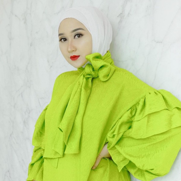10 Inspirasi Padu Padan Outfit Neon dan Hijab ala Dian Pelangi