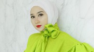 10 Inspirasi Padu Padan Outfit Neon dan Hijab ala Dian Pelangi