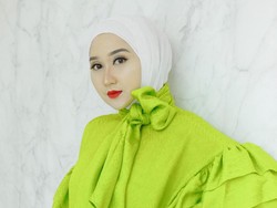 10 Inspirasi Padu Padan Outfit Neon dan Hijab ala Dian Pelangi