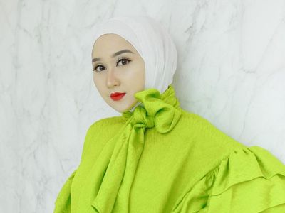 10 Inspirasi Padu Padan Outfit Neon dan Hijab ala Dian Pelangi
