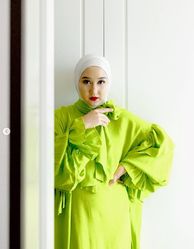 Perancang busana Dian Pelangi sudah lebih dari satu dekade berkarier dalam dunia fashion. Berbagai prestasi pun pernah ia raih, termasuk tampil di berbagai fashion show dunia. Foto: Dok. Instagram @dianpelangi.