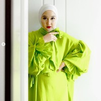 Perancang busana Dian Pelangi sudah lebih dari satu dekade berkarier dalam dunia fashion. Berbagai prestasi pun pernah ia raih, termasuk tampil di berbagai fashion show dunia. Foto: Dok. Instagram @dianpelangi.