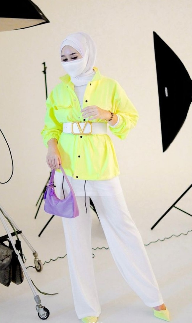 Ketika sedang sesi foto, wanita bernama lengkap Dian Wahyu Utami ini memakai kemeja warna kuning neon dan menambahkan belt putih. Untuk hijab, dalaman dan celana, Dian memilih warna putih. Foto: Dok. Instagram @dianpelangi.