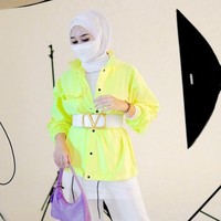 Ketika sedang sesi foto, wanita bernama lengkap Dian Wahyu Utami ini memakai kemeja warna kuning neon dan menambahkan belt putih. Untuk hijab, dalaman dan celana, Dian memilih warna putih. Foto: Dok. Instagram @dianpelangi.