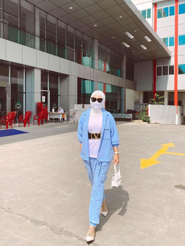 Kamu punya outfit one set warna biru neon, bisa sontek gaya Dian Pelangi. Ia tampil casual dengan one set warna biru neon dan dalaman putih yang ia tambahkan belt hitam.  Foto: Dok. Instagram @dianpelangi.