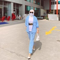 Kamu punya outfit one set warna biru neon, bisa sontek gaya Dian Pelangi. Ia tampil casual dengan one set warna biru neon dan dalaman putih yang ia tambahkan belt hitam.  Foto: Dok. Instagram @dianpelangi.