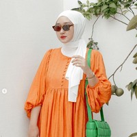Hijab warna putih bisa kamu pilih jika ingin mengenakan outfit warna neon. Contohnya gaya Dian Pelangi satu ini. Ibu satu anak itu memakai dress warna orange neon dan hijab putih. Foto: Dok. Instagram @dianpelangi.