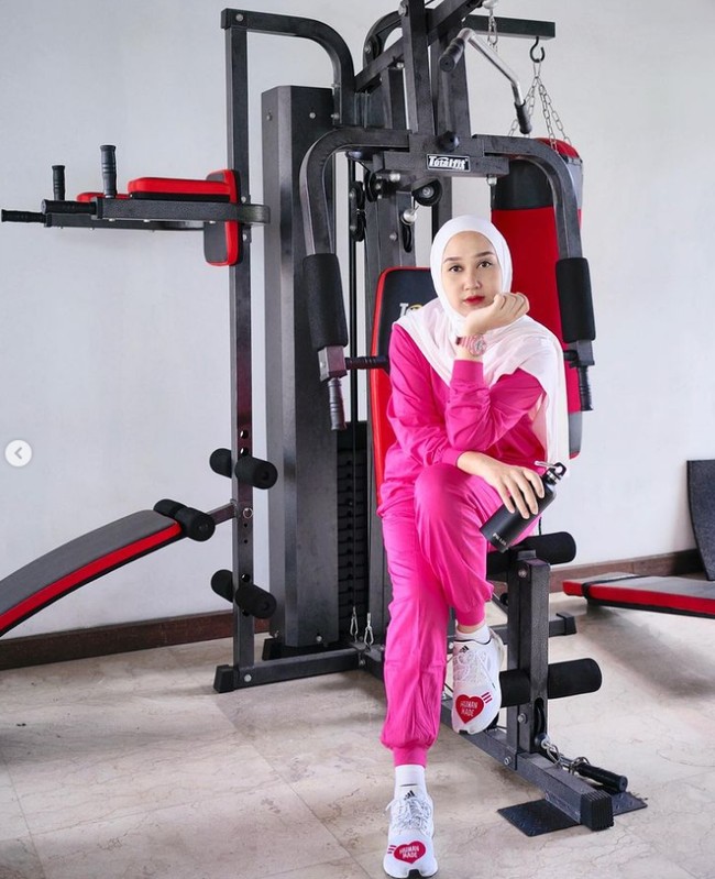 Busana serba neon juga bisa kamu pakai saat olahraga. Dian Pelangi memakai setelan warna fuchsia dan hijab putih. Foto: Dok. Instagram @dianpelangi.