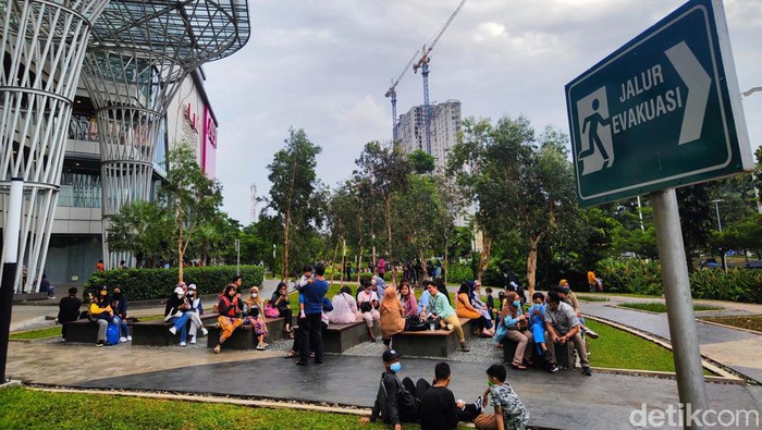 Warga berhamburan keluar gedung akibat guncangan gempa, Jumat (14/1/2022). Gempa yang terasa hingga Jakarta tersebut berpusat di Banten dengan kekuatan M 6,7.