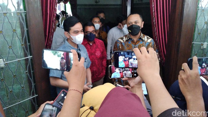 Ketum PSI Giring Ganesha mengunjungi Wali Kota Solo Gibran Rakabuming di rumah dinasnya, Jumat (14/1/2022).
