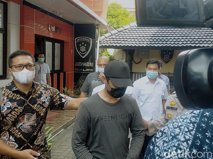 Hadfana Firdaus, pria yang menendang dan membuang sesajen di lokasi erupsi Semeru meminta maaf. Dia meminta maaf pada seluruh masyarakat Indonesia.