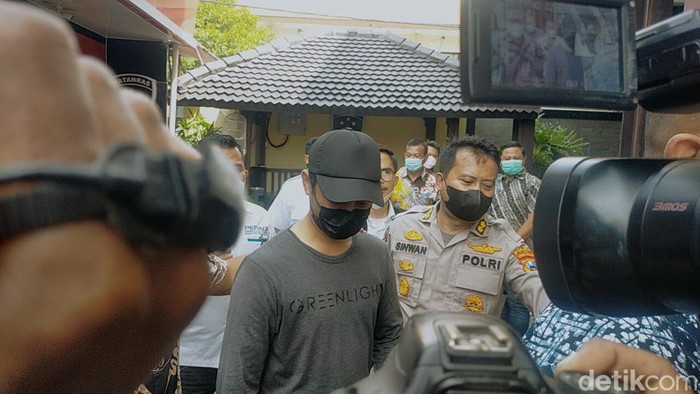 Hadfana Firdaus, pria yang menendang dan membuang sesajen di lokasi erupsi Semeru meminta maaf. Dia meminta maaf pada seluruh masyarakat Indonesia.