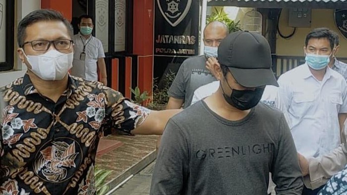 Hadfana Firdaus Pria Tendang Sesajen di lokasi Semeru