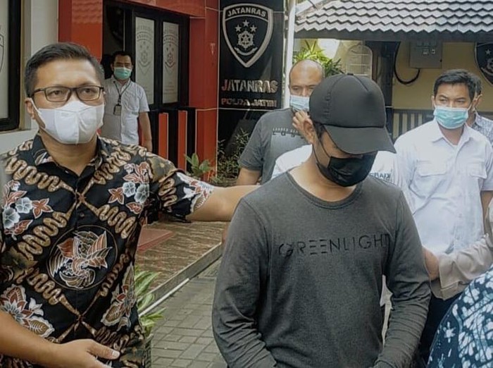 Hadfana Firdaus Pria Tendang Sesajen di lokasi Semeru
