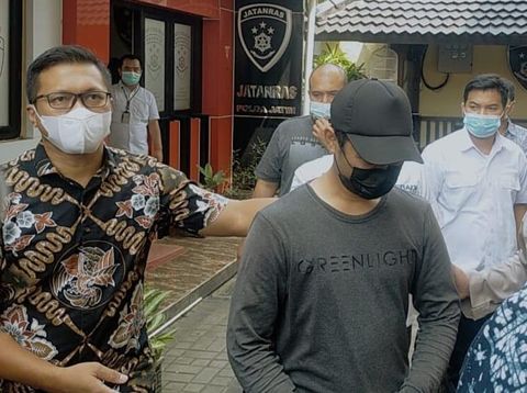 Hadfana Firdaus Pria Tendang Sesajen di lokasi Semeru