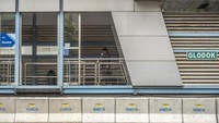 Halte bus TransJakarta Glodok yang semula berada di depan Gedung HWI, Jakarta Pusat, akan dipindahkan sementara ke median jalan depan Gedung Harco, Jumat, (14/1/2022).