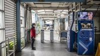 Petugas Transjakarta menunggu calon penumpang di Halte Glodok, Jakarta.