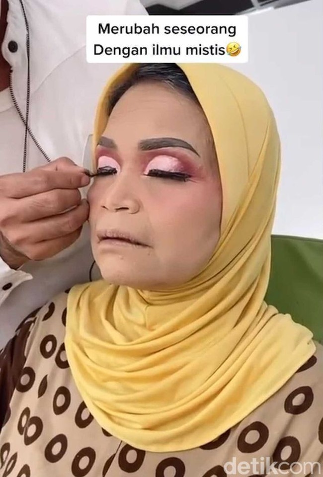 Wolipop sudah menghubungi MUA Juandes S. Dirangga atau akrab disapa Rangga Juans, yang mengubah nenek-nenek jadi lebih muda dengan teknik makeup lakban. MUA yang berdomisili di Lampung, kota Bandar Lampung itu menceritakan kisah di balik video TikToknya. Video ini aku buat di gallery aku yaitu di Intan Salon, Bandar Lampung. Dan video ini aku buat awal pandemi yaitu tahun 2020 yang dimana job di dunia perwedding berkurang dan kegiatan per-makeupan pun tidak ada, ungkap Rangga kepada Wolipop lewat Whatsapp. Foto: Dok. Tangkapan layar akun TikTok @ranggajuans.