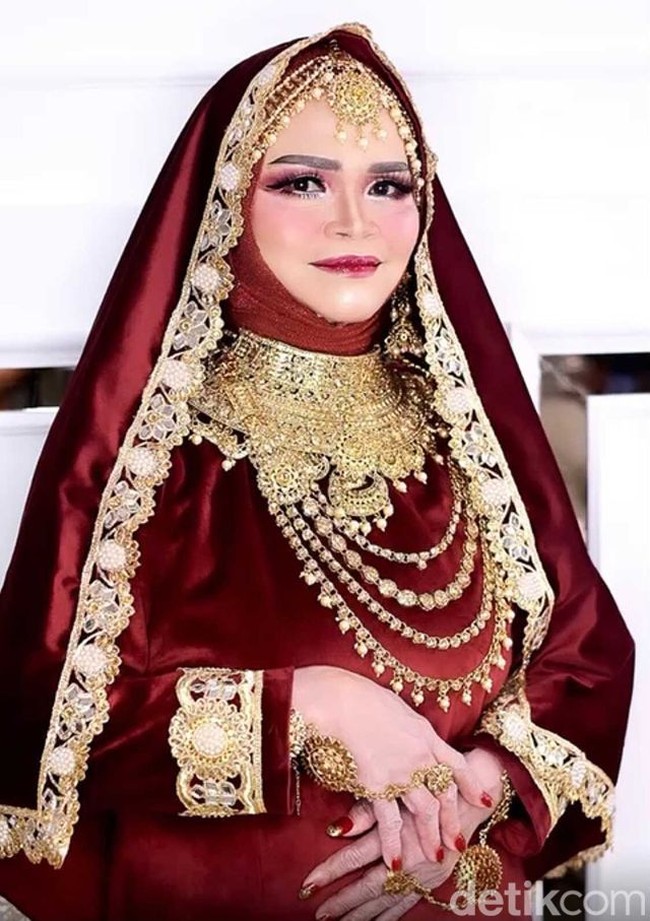 Menurut Rangga, kesulitan merias nenek-nenek menggunakan lakban ini ketika membuat complexion menjadi bergaris dan bertambah nyata keriputnya. Selain itu, ketika merias bagian mata dan alis yang turun dan kulit kendur. Foto: Dok. Tangkapan layar akun TikTok @ranggajuans.