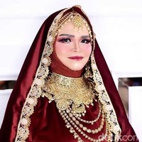 Menurut Rangga, kesulitan merias nenek-nenek menggunakan lakban ini ketika membuat complexion menjadi bergaris dan bertambah nyata keriputnya. Selain itu, ketika merias bagian mata dan alis yang turun dan kulit kendur. Foto: Dok. Tangkapan layar akun TikTok @ranggajuans.