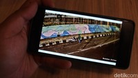 Selain foto, spanduk itu berisi tulisan DICARI PELAKU VANDALISME. PERUSAK KEINDAHAN KOTA BANDUNG. Plt Wali Kota Bandung Yana Mulyana mengatakan spanduk dan baliho itu dipasang setelah tembok di Jalan Siliwangi atau kawasan Babakan Siliwangi ini beberapa kali menjadi sasaran vandalisme.