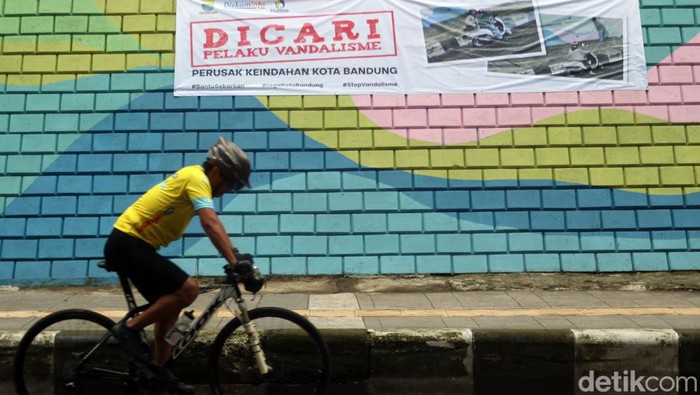 Hayoo... Pemkot Bandung Cari Pelaku Vandalisme di Kota Kembang Pemkot Bandung pasang spanduk di Jalan Siliwangi yang berisi foto pelaku vandalisme. Spanduk dipasang setelah tembok di jalan itu kerap jadi sasaran vandalisme.