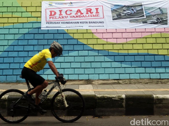 Pemkot Bandung pasang spanduk di Jalan Siliwangi yang berisi foto pelaku vandalisme. Spanduk dipasang setelah tembok di jalan itu kerap jadi sasaran vandalisme.