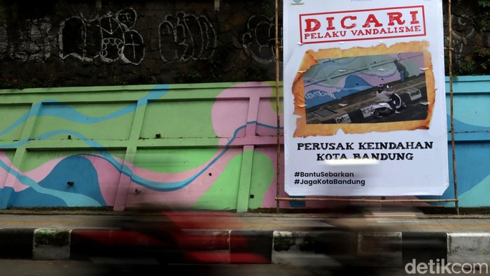 Pemkot Bandung pasang spanduk di Jalan Siliwangi yang berisi foto pelaku vandalisme. Spanduk dipasang setelah tembok di jalan itu kerap jadi sasaran vandalisme.
