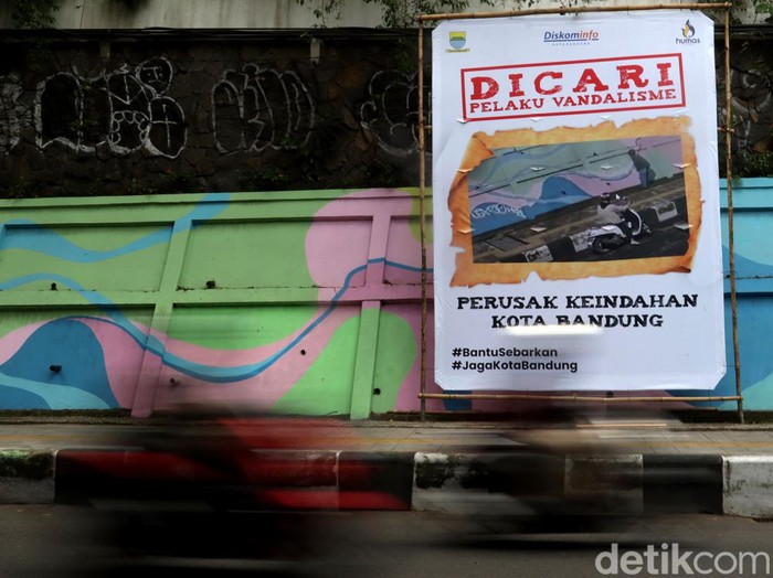 Pemkot Bandung pasang spanduk di Jalan Siliwangi yang berisi foto pelaku vandalisme. Spanduk dipasang setelah tembok di jalan itu kerap jadi sasaran vandalisme.