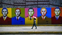 Mural bergambar Chavez muda di tembok kota. Chavez duduk di kursi kepresidenan usai mengkudeta pemerintahan Carlos Andrez Peres, 2002. Ia meninggal 2013 karena sakit kanker.