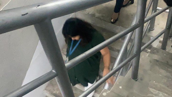Ibu hamil turun tangga dari lantai 17 saat gempa guncang Jakarta (Foto: Twitter @gegerimon)