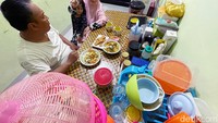 Ia dan suami merupakan alumni SLB Tuna Rungu Santi Rama, Jakarta Selatan. Ia biasa menghabiskan waktu bersama seperti di atas meja makan ini.