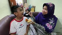 Selama berada dirumah, Ninuk berlaku dan bertugas selayaknya menjadi orang tua pada umumnya seperti menyuapi sang anak makan ini.  