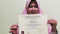 Dengan semangatnya itu ia pun menyelesaikan pendidikan tinggi di universitas dan lulus 10 besar terbaik di UNJ FT IKK Jurusan Pendidikan Tata Busana tahun 2011 dan D3 di ASRIDE ISWI Jurusan Desain Mode tahun 2005.