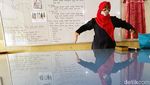 Ikhtiar Bu Guru Mengangkat Derajat Tunarungu