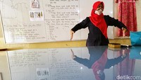 Hingga akhirnya ia pun menyelesaikan jenjang sarjana dan memutuskan untuk meejadi guru honorer pada tahun 2007-2012 dan kemudan diangkat menjadi guru tetap Yayasan pada tahun 2012.