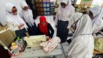 Ikhtiar Bu Guru Mengangkat Derajat Tunarungu