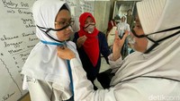 Di tengah pandemi COVID-19 saat ini yang juga sudah mulai diterapkan Pembelajaran Tatap Muka (PTM), ia masih tetap semangat untuk mengajar.