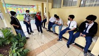 Selama menjadi guru SLB, hal yang paling bahagia ketika ia bisa melihat keberhasilan muridnya dalam bentuk apapun. Beginilah kebersamaan Ninuk sang guru yang berikhtiar untuk mencerdaskan anak-anak tunarungu. Ia pun tak membedakan prestasi yang diraih baik di dalam sekolah maupun sekolah dan akademik maupun non akademik.