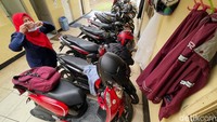 Dengan kendaraan motornya tak menghalangi semangatnya meskipun terkadang hujan mengguyur saat menyusuri jalan menuju sekolah ataupun pulang kerumah. SLB Santi Rama adalah SLB yang menerima siswa dengan disabilitas rungu/Tuli.