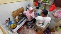 Beginilah potret kebersamaan Ninuk Dwi Suryani bersama sang suami Ervin Andrianto yang juga Tunarungu, saat berada dirumah.