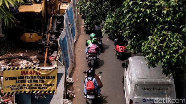 Ini Proyek Galian yang Bikin Macet di Jalan TB Simatupang Proyek galian di Jalan TB Simatupang menyebabkan antrean panjang kendaraan. Berikut penampakannya.