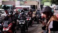Klakson kendaraan, baik roda dua maupun roda empat, pun silih berganti berbunyi untuk dapat bisa melalui jalan tersebut. Selepas proyek galian, lalin terpantau lancar.