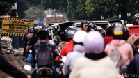 Sementara itu, PLN meminta maaf atas ketidaknyamanan ini kepada pengguna jalan.