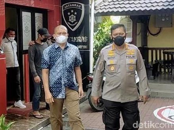 Hadfana Firdaus, penendang sesajen di lokasi erupsi Semeru ditangkap polisi. Ditetapkan sebagai tersangka, Hadfana pun meminta maaf kepada masyarakat Indonesia.